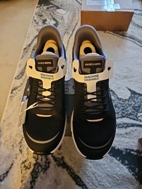 Skechers Womens Black and White Athletic Sneakers with Gray Accents Size 8.5 New